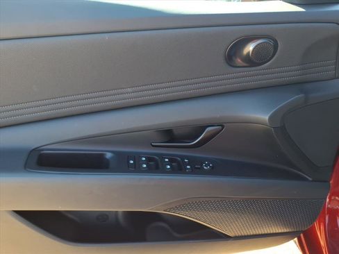 Used 2025 Hyundai Elantra Sport image 14