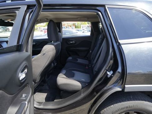 Used 2014 Jeep Cherokee Latitude w/ Cold Weather Group AWD/4WD image 16
