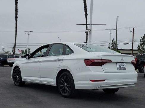 Used 2020 Volkswagen Jetta SE w/ SE Cold Weather Package FWD image 2