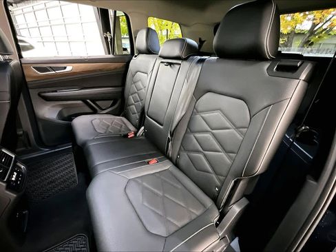 Used 2025 Volkswagen Atlas SE w/ Black Wheel Package image 27