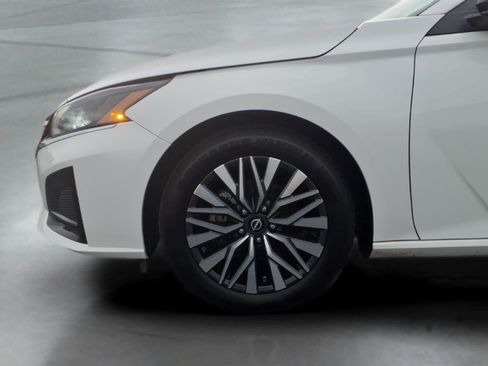 Used 2025 Nissan Altima 2.5 SV FWD image 4