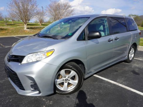 Used 2020 Toyota Sienna L image 8