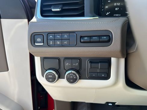 Used 2024 GMC Yukon Denali w/ Denali Reserve Package image 30