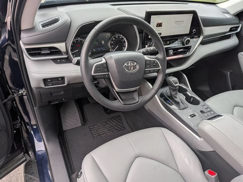 Used 2025 Toyota Highlander XLE FWD image 13