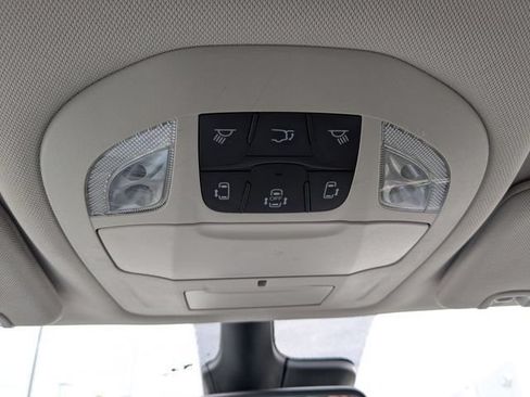 Used 2024 Chrysler Pacifica Touring-L FWD image 5