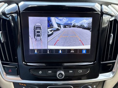 Used 2023 Chevrolet Traverse Premier FWD image 19