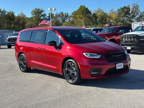 New 2026 Chrysler Pacifica Select image 2
