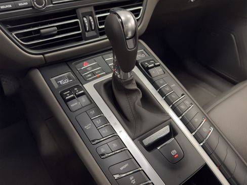 Used 2020 Porsche Macan image 25