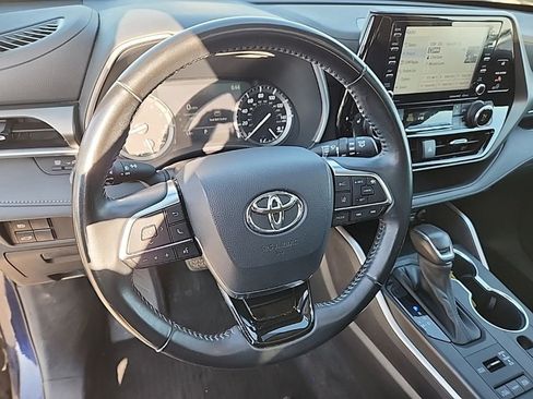 Used 2021 Toyota Highlander XLE AWD/4WD image 9