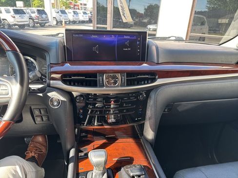 Used 2021 Lexus LX 570 4WD w/ Luxury Package image 11