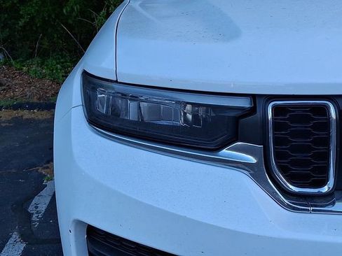 Used 2023 Jeep Grand Cherokee Laredo image 6