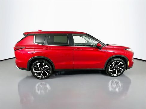 Used 2024 Mitsubishi Outlander SE image 11