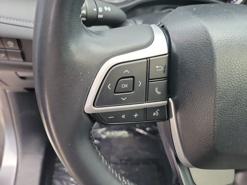 Used 2024 Toyota Highlander XLE AWD/4WD image 30