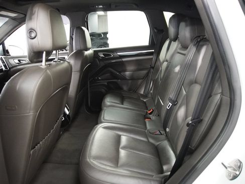 Used 2016 Porsche Cayenne AWD/4WD image 12