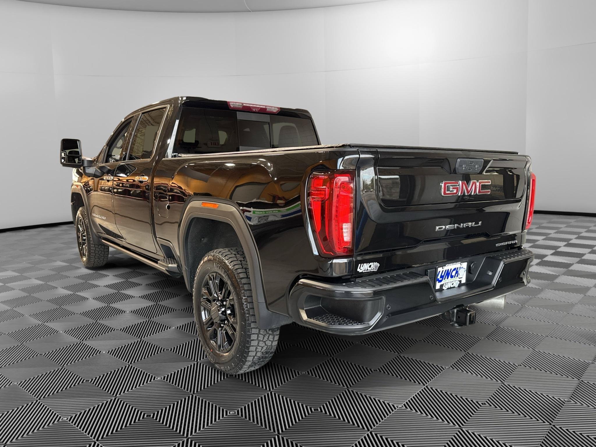 Used 2023 GMC Sierra 3500 Denali w/ Denali Black Diamond Edition AWD/4WD image 3