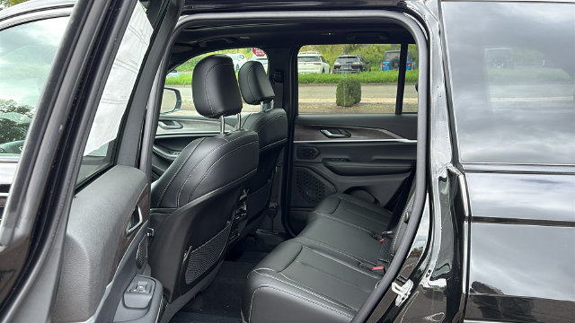 New 2027 Jeep Grand Cherokee Limited AWD/4WD image 24
