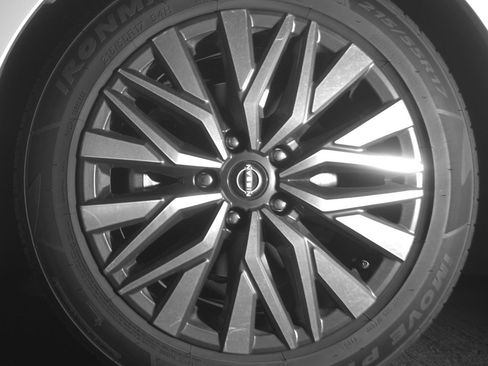 Used 2025 Nissan Altima 2.5 SV FWD image 12