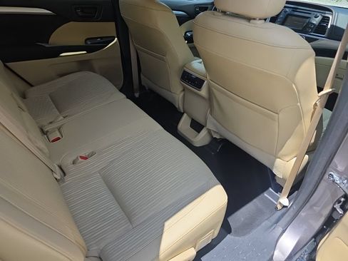 Used 2015 Toyota Highlander Plus AWD/4WD image 16