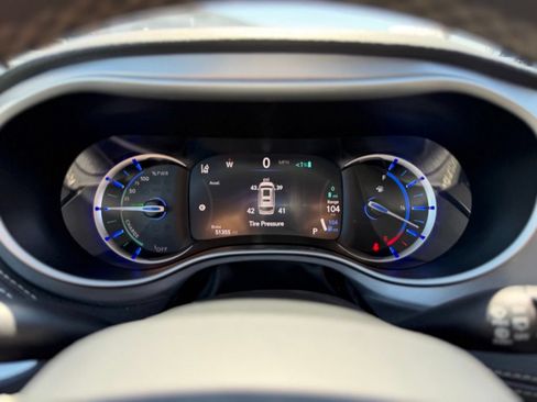 Used 2024 Chrysler Pacifica Limited FWD image 9