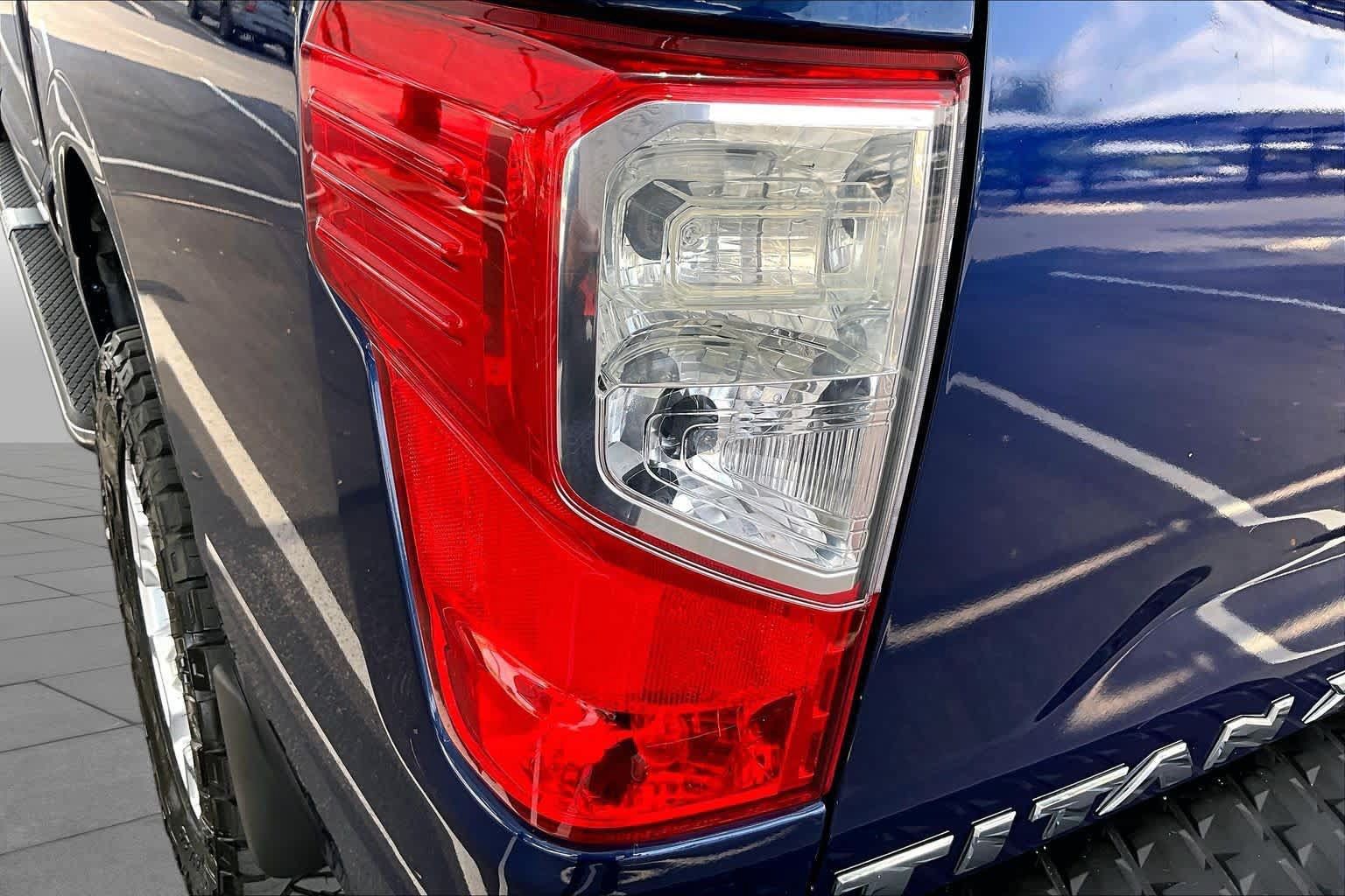 Used 2017 Nissan Titan SL AWD/4WD image 29