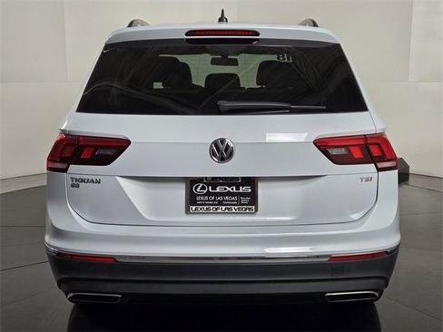 Used 2018 Volkswagen Tiguan SE w/ Panoramic Sunroof Package image 5