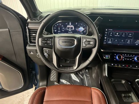 Used 2026 GMC Sierra 2500 Denali Ultimate w/ LPO, Black Badging Package AWD/4WD image 17