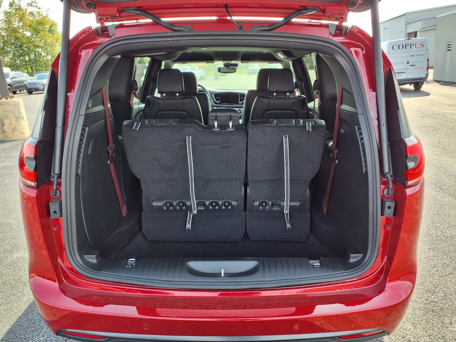 New 2027 Chrysler Pacifica Select FWD image 10