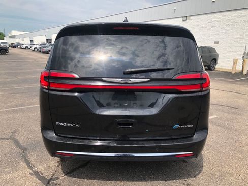 Used 2024 Chrysler Pacifica Limited FWD image 4