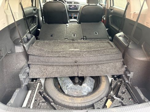 Used 2022 Volkswagen Tiguan SE w/ Panoramic Sunroof Package FWD image 32