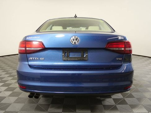 Used 2017 Volkswagen Jetta SE image 4