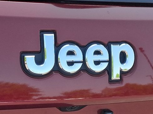 Used 2020 Jeep Grand Cherokee Laredo AWD/4WD image 29