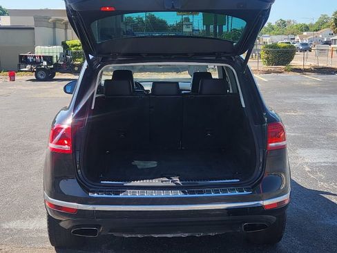 Used 2015 Volkswagen Touareg Sport image 12