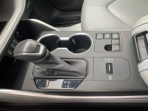 Used 2023 Toyota Highlander XLE FWD image 25
