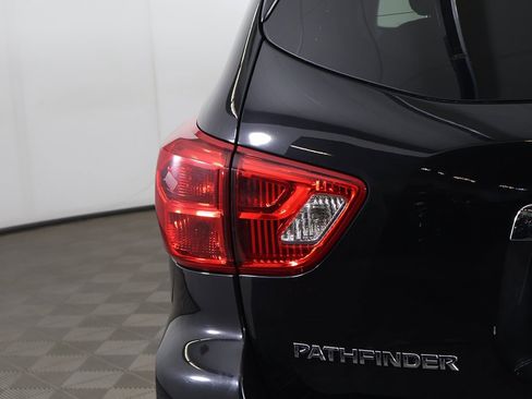Used 2019 Nissan Pathfinder SV image 14