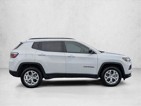 Used 2024 Jeep Compass Latitude image 4
