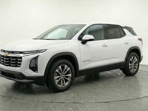 Used 2025 Chevrolet Equinox LT image 3