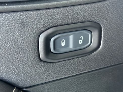 Used 2020 Jeep Gladiator Overland AWD/4WD image 13