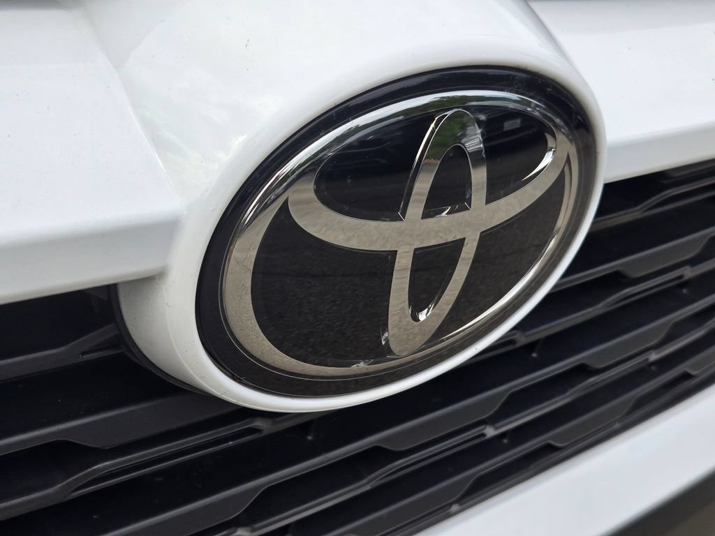 Used 2025 Toyota RAV4 XLE AWD/4WD image 5