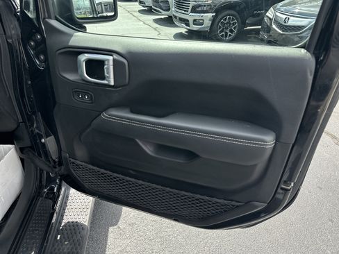 Used 2018 Jeep Wrangler Unlimited Sahara image 17