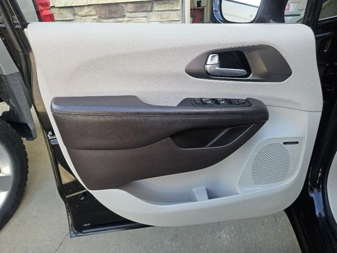Used 2017 Chrysler Pacifica Touring-L Plus w/ Advanced Safetytec Group FWD image 10
