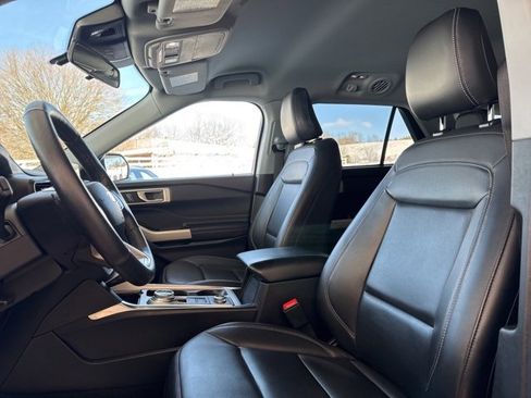 Used 2022 Ford Explorer XLT w/ Equipment Group 202A image 14