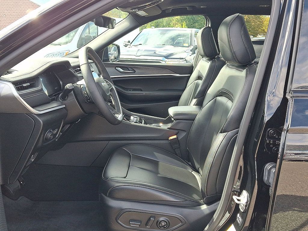 Used 2025 Jeep Grand Cherokee L Limited AWD/4WD image 17