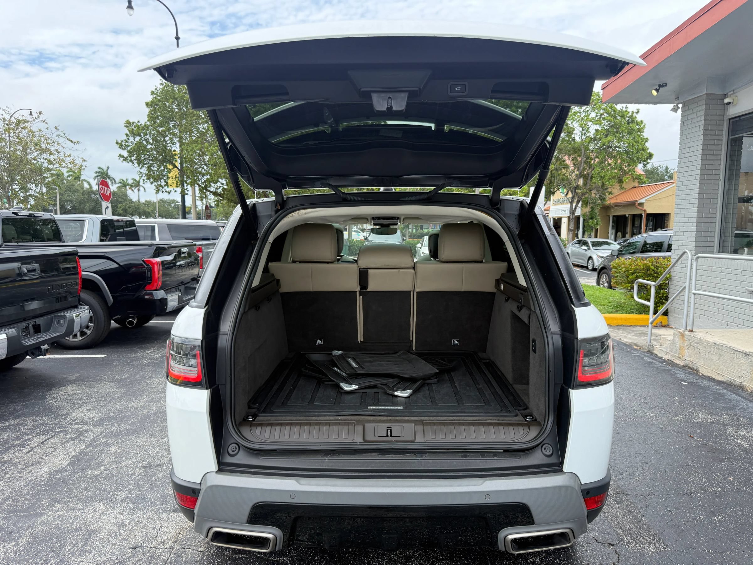 Used 2018 Land Rover Range Rover Sport SE AWD/4WD image 8