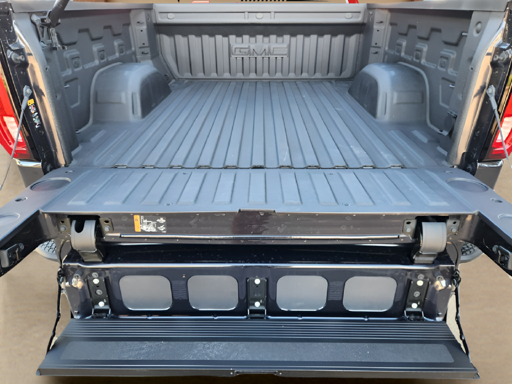 Used 2025 GMC Sierra 1500 AT4 w/ Technology Package AWD/4WD image 33