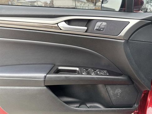 Used 2017 Ford Fusion SE w/ Fusion SE Technology Package image 11