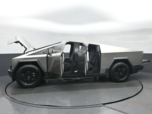 Used 2024 Tesla Cybertruck AWD Crew Cab image 39