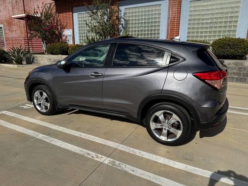 Used 2017 Honda HR-V EX image 3