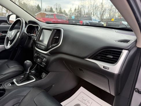 Used 2017 Jeep Cherokee Overland AWD/4WD image 26