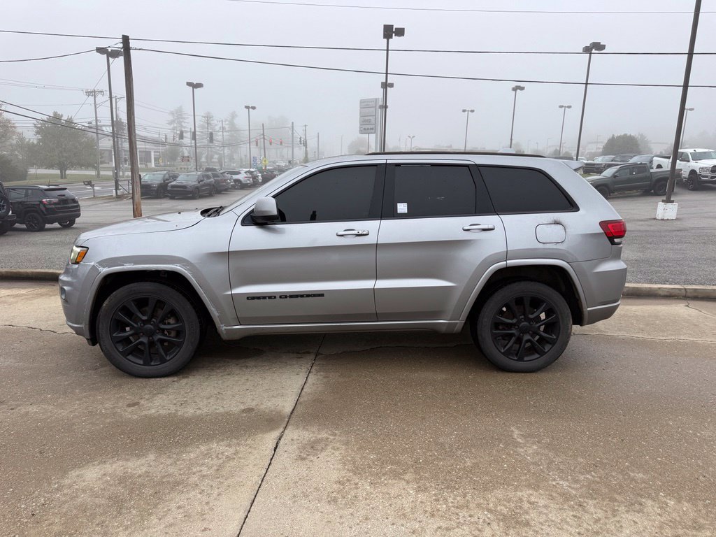 Used 2018 Jeep Grand Cherokee Altitude AWD/4WD image 9