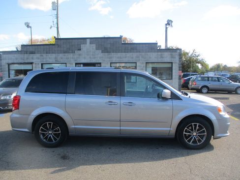 Used 2016 Dodge Grand Caravan SXT image 2